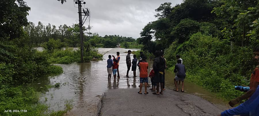 <div class="paragraphs"><p>ಮೈಸೂರು ಜಿಲ್ಲೆ ಎಚ್.ಡಿ. ಕೋಟೆ ತಾಲ್ಲೂಕಿನ ಕಬಿನಿ ಜಲಾಶಯದಿಂದ ಕಪಿಲ ನದಿಗೆ 70ಸಾವಿರ ಕ್ಯುಸೆಕ್ ನೀರು ಹರಿಸುತ್ತಿರುವುದರಿಂದಾಗಿ ಮಾದಾಪುರದಿಂದ ಬೆಳತ್ತೂರು, ಚಕ್ಕೂರು, ಅಡಹಳ್ಳಿ ಗ್ರಾಮಗಳಿಗೆ ಸಂಪರ್ಕ ಕಲ್ಪಿಸುವ ಸೇತುವೆ ಮುಳುಗಡೆಯಾಗಿದೆ</p></div>